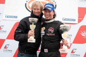 Teambaas André Kool met coureur Paul Meijer na de overwinning op Silverstone in 2010