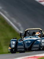 Rick van Geffen in zijn Radical op het Engelse circuit van Brands Hatch.